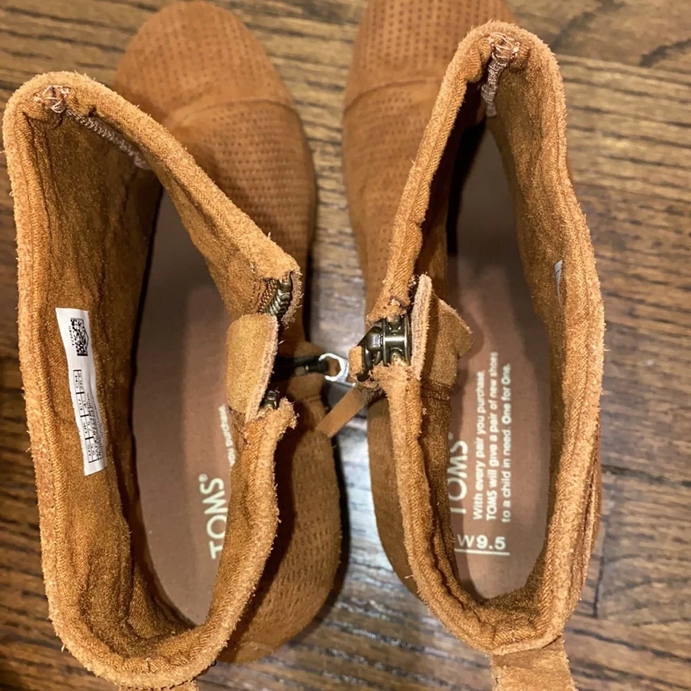 Toms Lunata Cinnamon Brown Suede Perforated Block Heel Ankle Booties Size 9.5